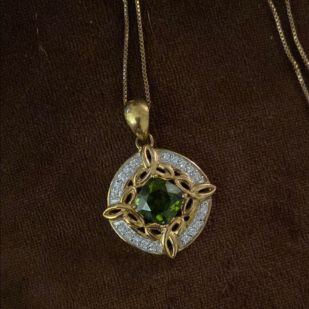Elegant Gold and Green Pendant Necklace